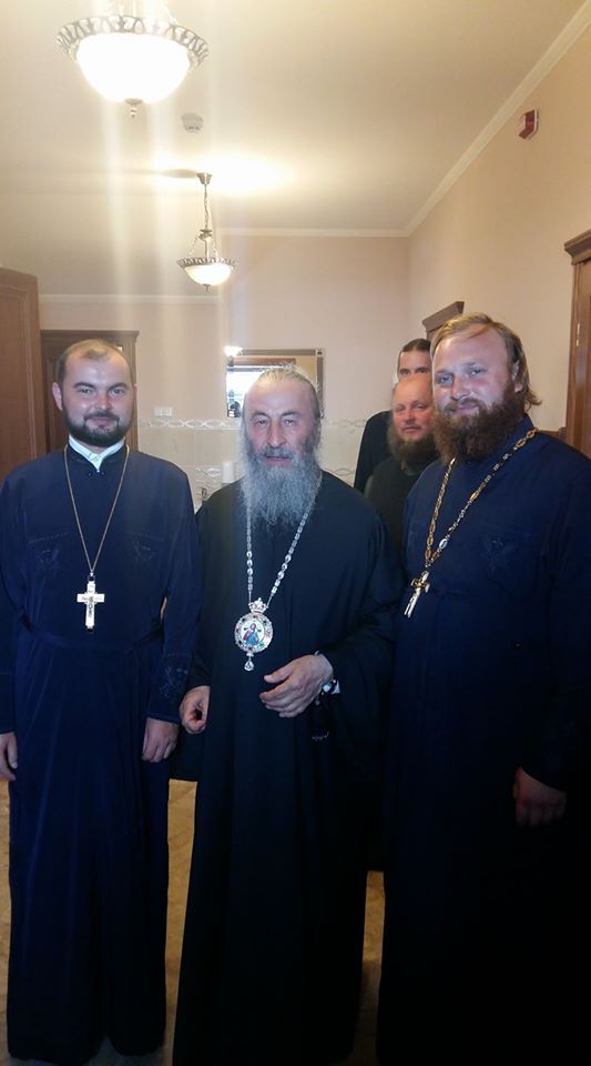 Отець Кирило (крайній праворуч) із главою УПЦ МП Онуфрієм