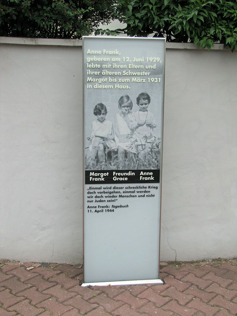 Памятная стела в честь сестер Франк во Франкфурте-на-Майне