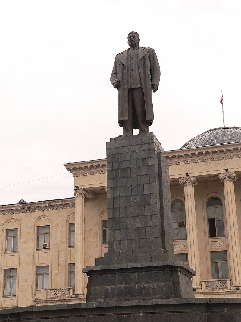 Памятник Сталину в Гори, Грузия (снесен в июне 2010), – последний снесенный из крупных