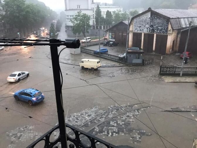 У Львові потужний ураган повалив десятки дерев