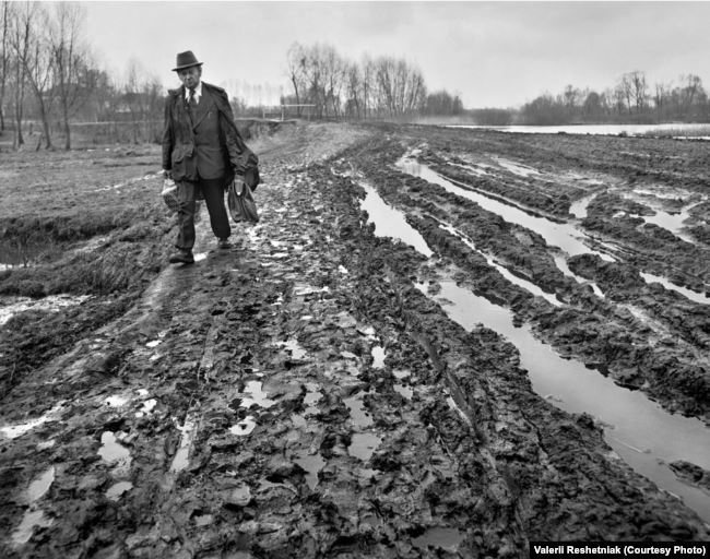 1982-1988 годы. Сумская область. Учитель после уроков возвращается домой
