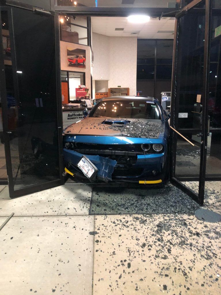 Угонщик разбил в салоне новый Dodge