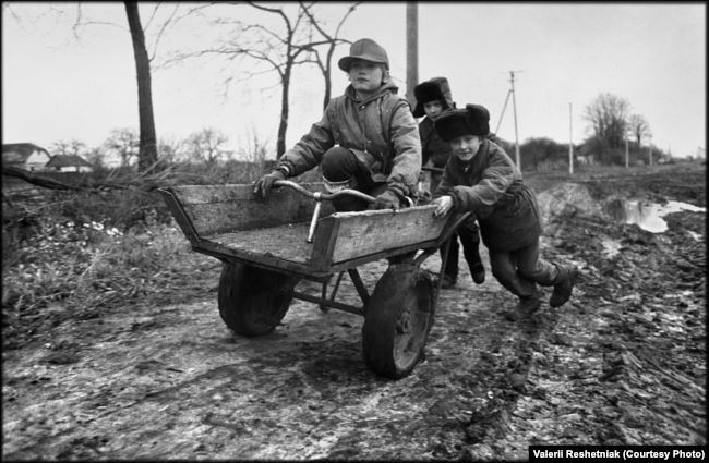 1989-1992 годы. Дети в селе хотели как можно быстрее вырваться в город.