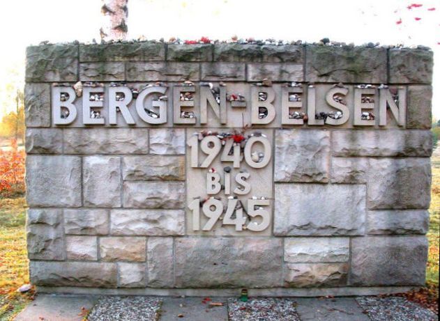 Памятный мемориал у входа на территорию бывшего лагеря Берген-Бельзен