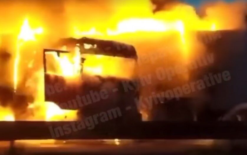 На трасі Київ-Чернігів автобус і вантажівка загорілися після зіткнення
