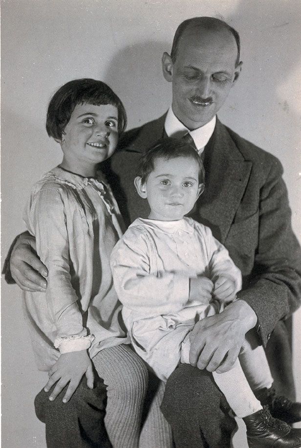 Отто Франк с дочерьми Анной и Марго, август 1931 года