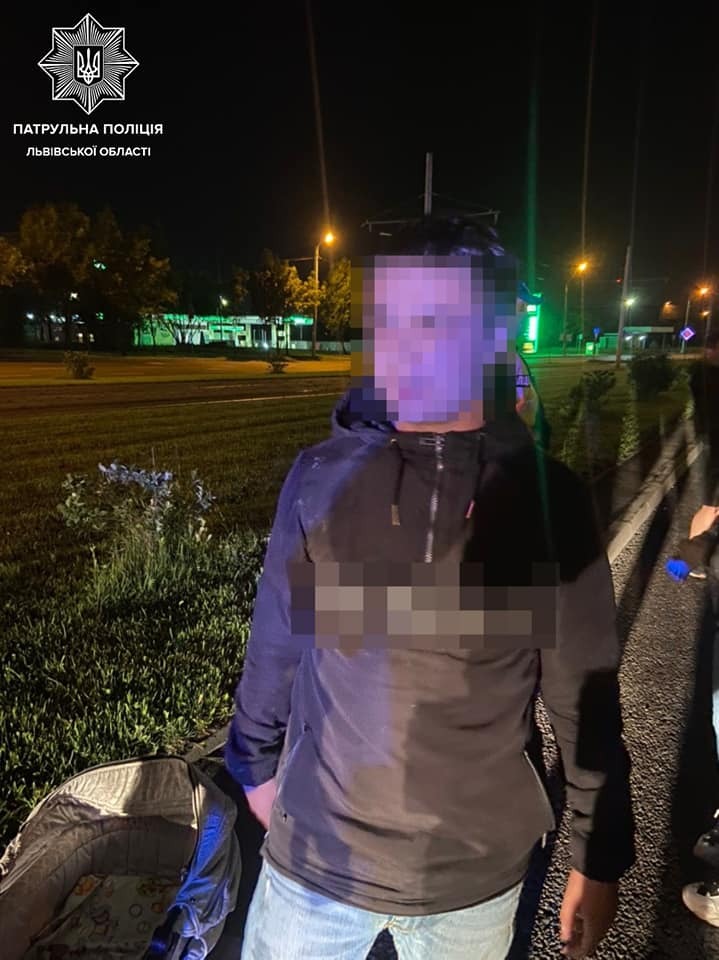 Во Львове пьяный 21-летний водитель совершил ДТП в салоне с ребенком