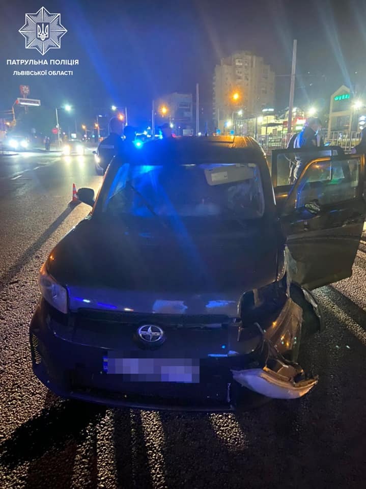 У Львові п’яний 21-річний водій скоїв ДТП у салоні з дитиною