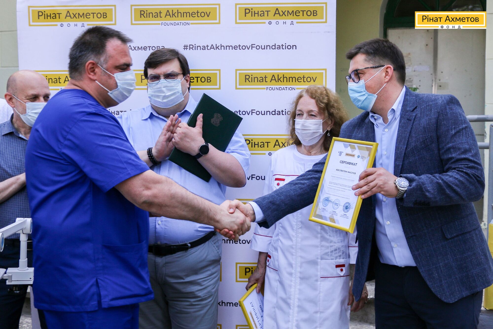 Фонд Рината Ахметова передал государственным больницам большую партию суперсовременных аппаратов ИВЛ