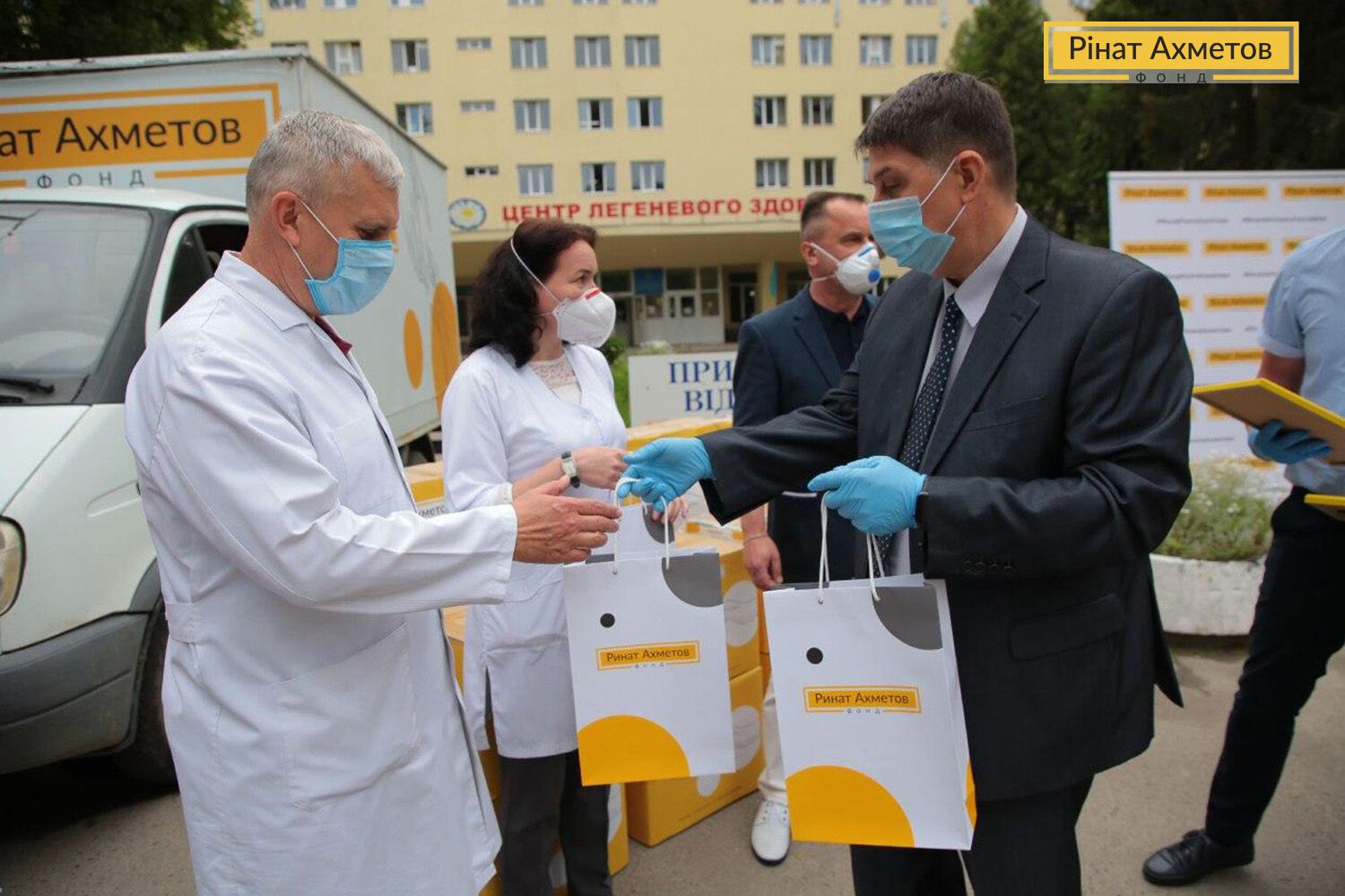 Фонд Ріната Ахметова передав державним лікарням велику партію суперсучасних апаратів ШВЛ