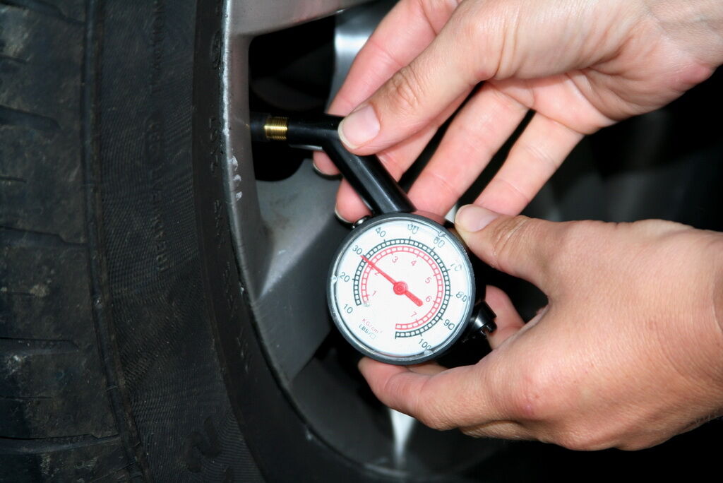 Регулярная проверка давления в шинах поможет продлить срок их службы