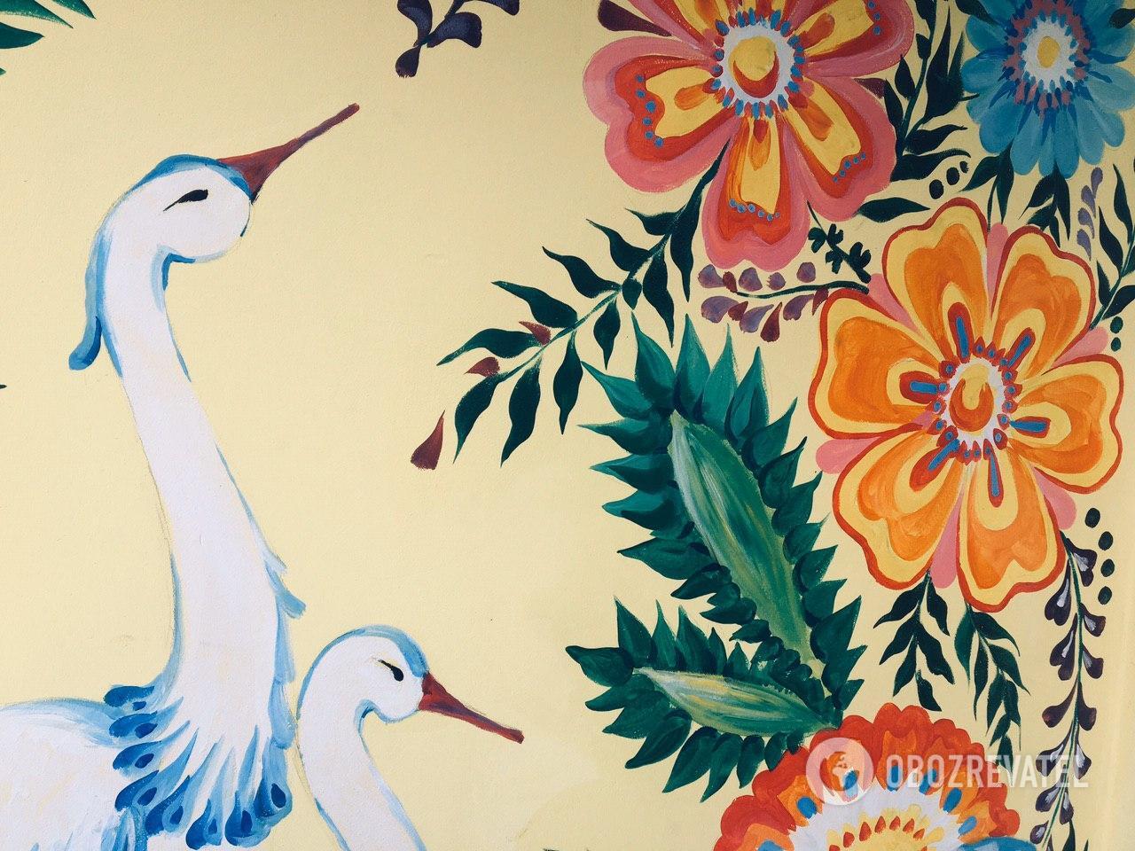 Цветы - неотъемлемая часть петриковской росписи