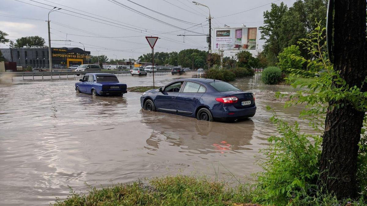 Днепр накрыл ливень с градом