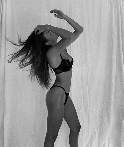 Колишня дівчина ДіКапріо показала фігуру в білизні