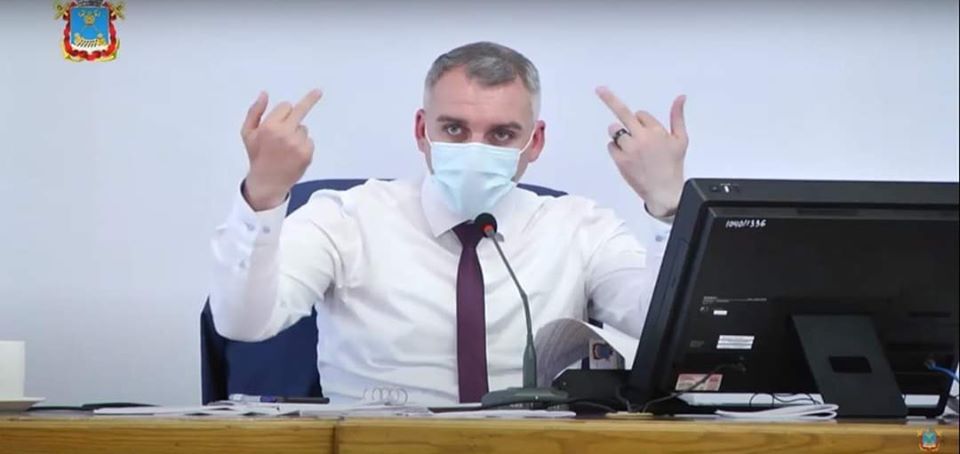 Мэр Николаева показал средний палец во время спора с депутатами