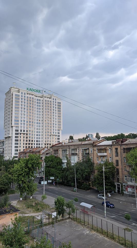 Над Киевом заметили "зловещие" облака: впечатляющие фото