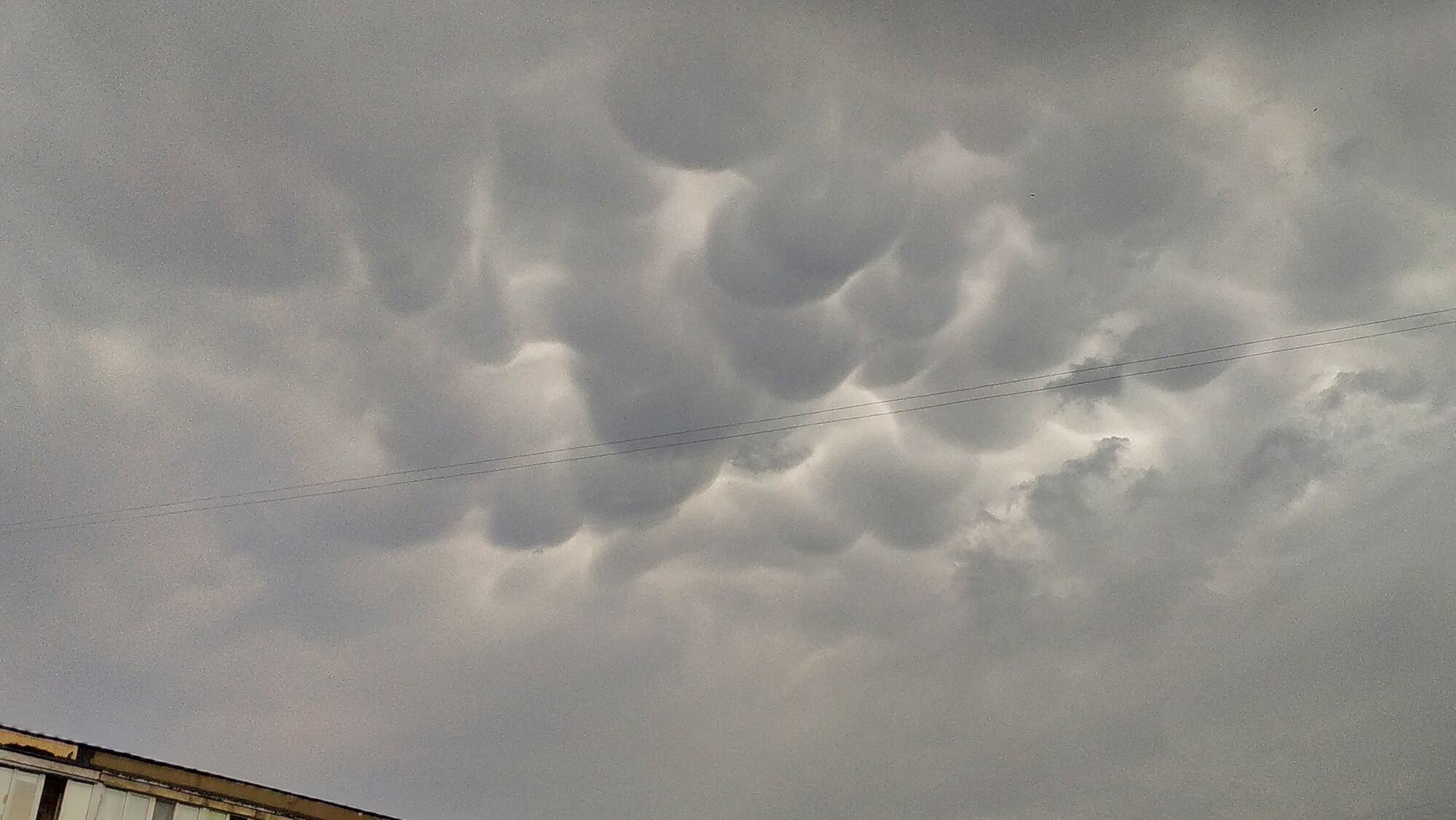 Над Києвом помітили "зловісні" хмари: вражаючі фото