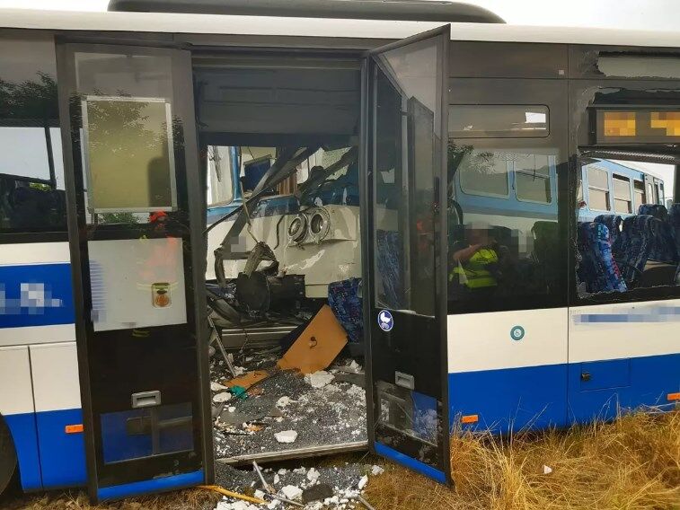 У Чехії поїзд протаранив автобус з пасажирами