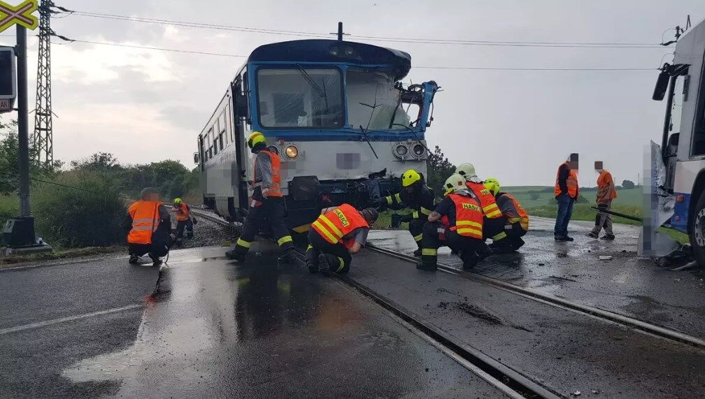 У Чехії поїзд протаранив автобус з пасажирами