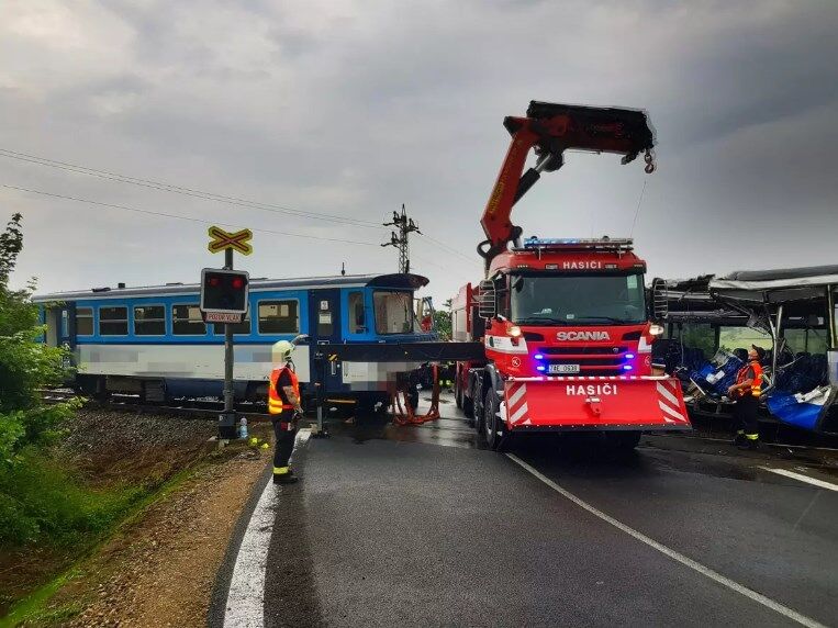 В Чехии поезд протаранил автобус с пассажирами