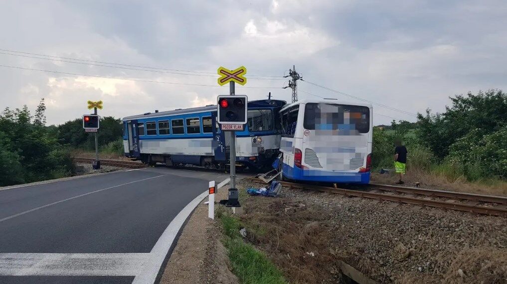 В Чехии поезд протаранил автобус с пассажирами