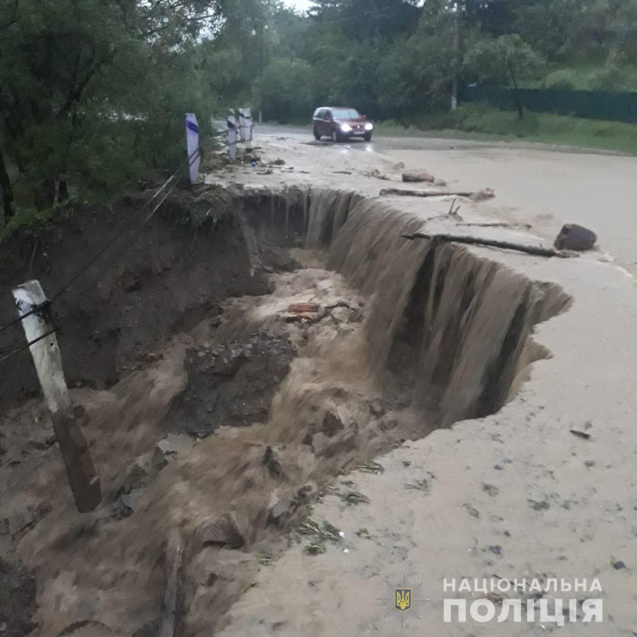 Размытие дороги на Буковине