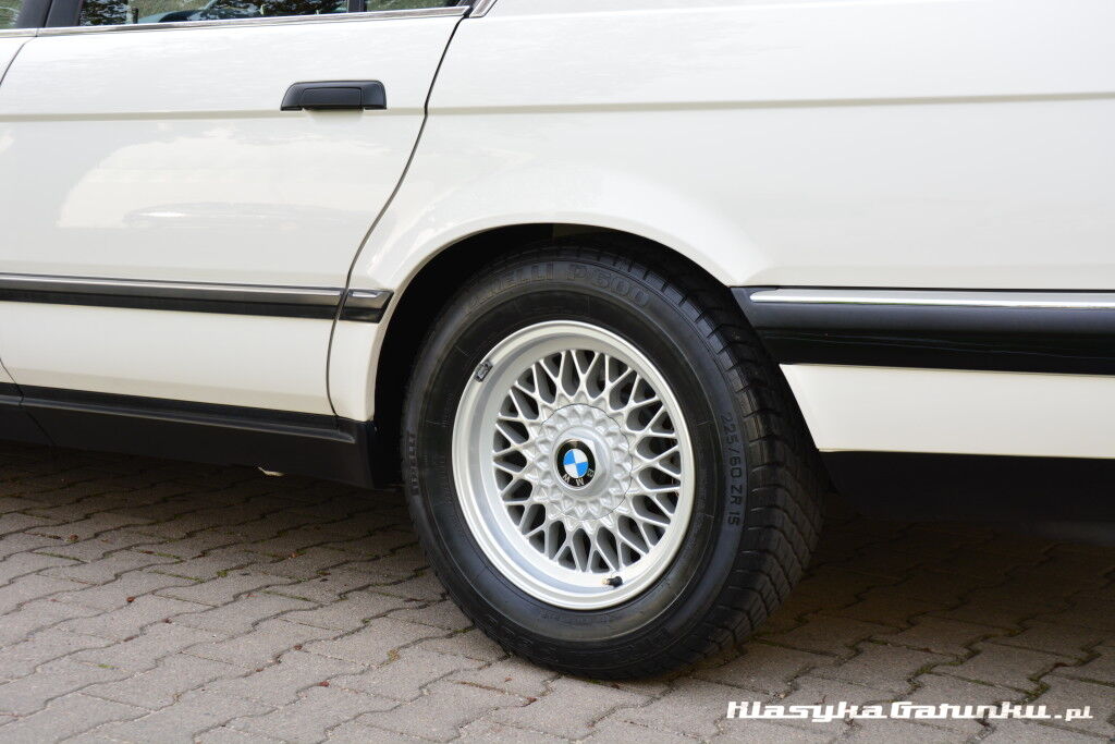 Ідеальна BMW 7-Series в кузові E32