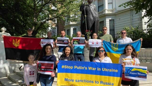 У Європі провели яскраву акцію на підтримку санкцій проти Росії