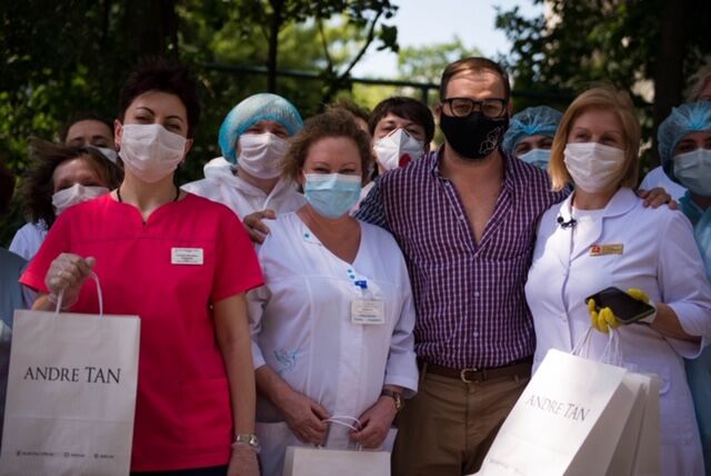 Український дизайнер Андре Тан подякував лікарям і подарував їм сукні