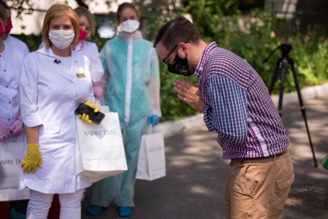 Український дизайнер Андре Тан подякував лікарям і подарував їм сукні