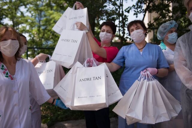 Український дизайнер Андре Тан подякував лікарям і подарував їм сукні