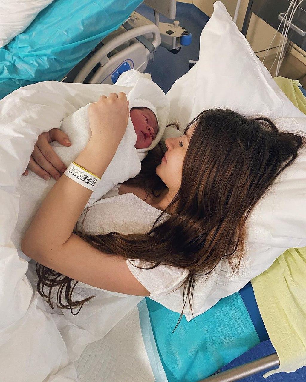 Альона Венум з новонародженою донькою