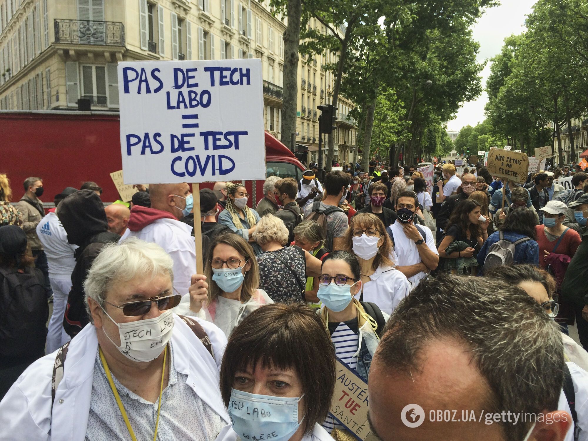 Митинг медработников в Париже