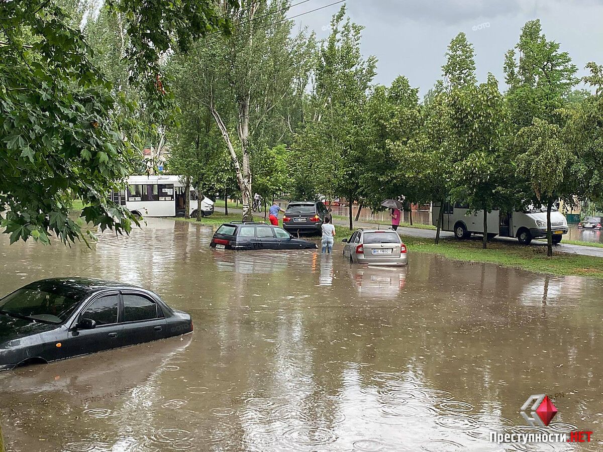 У Миколаєві зливою затопило центр міста
