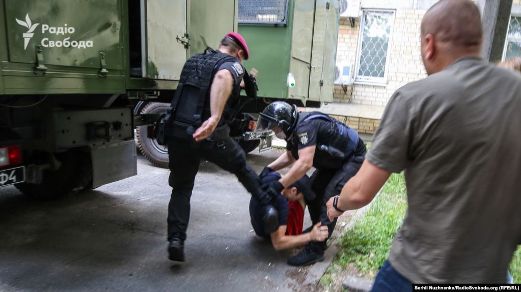 Полицейские избили активиста под районным судом Киева