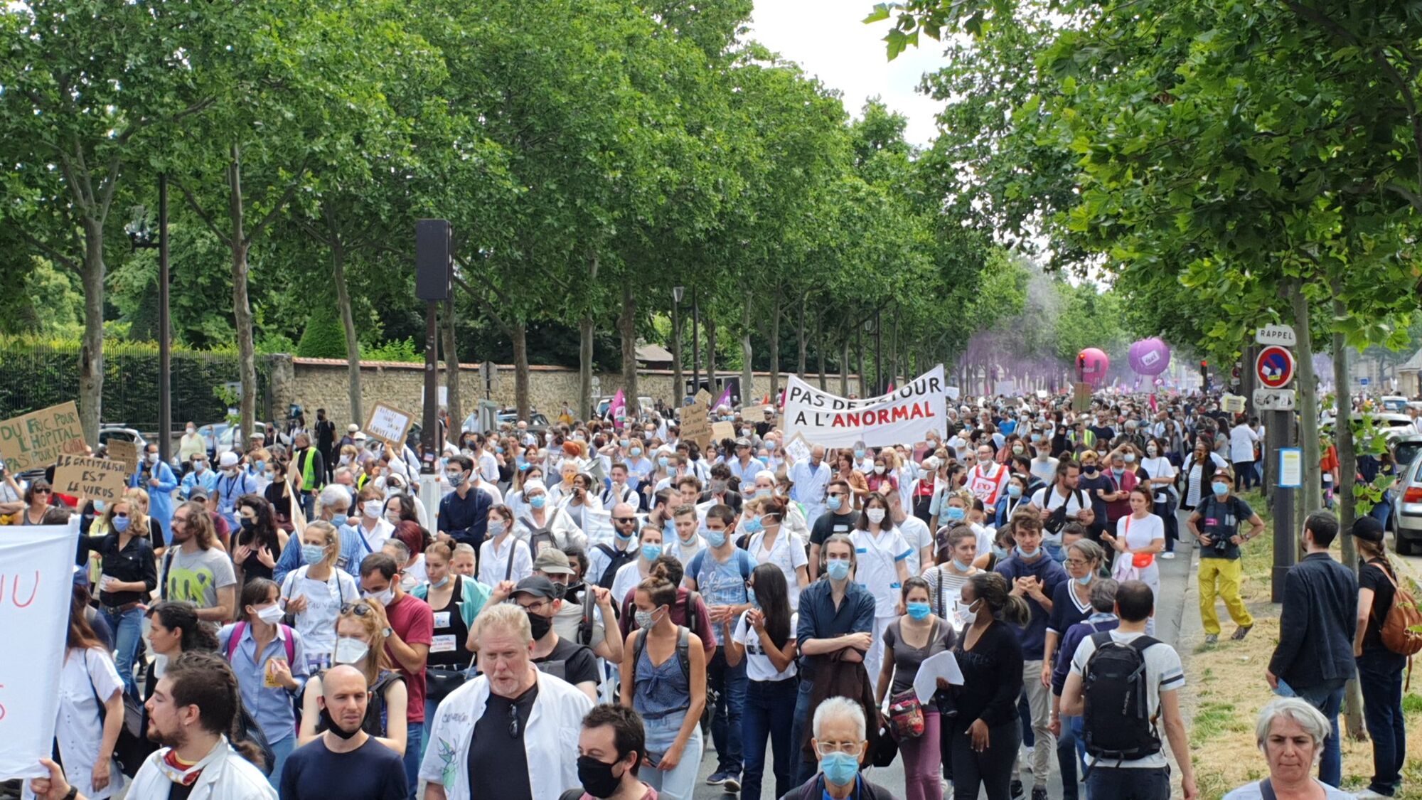 Митинг медработников в Париже
