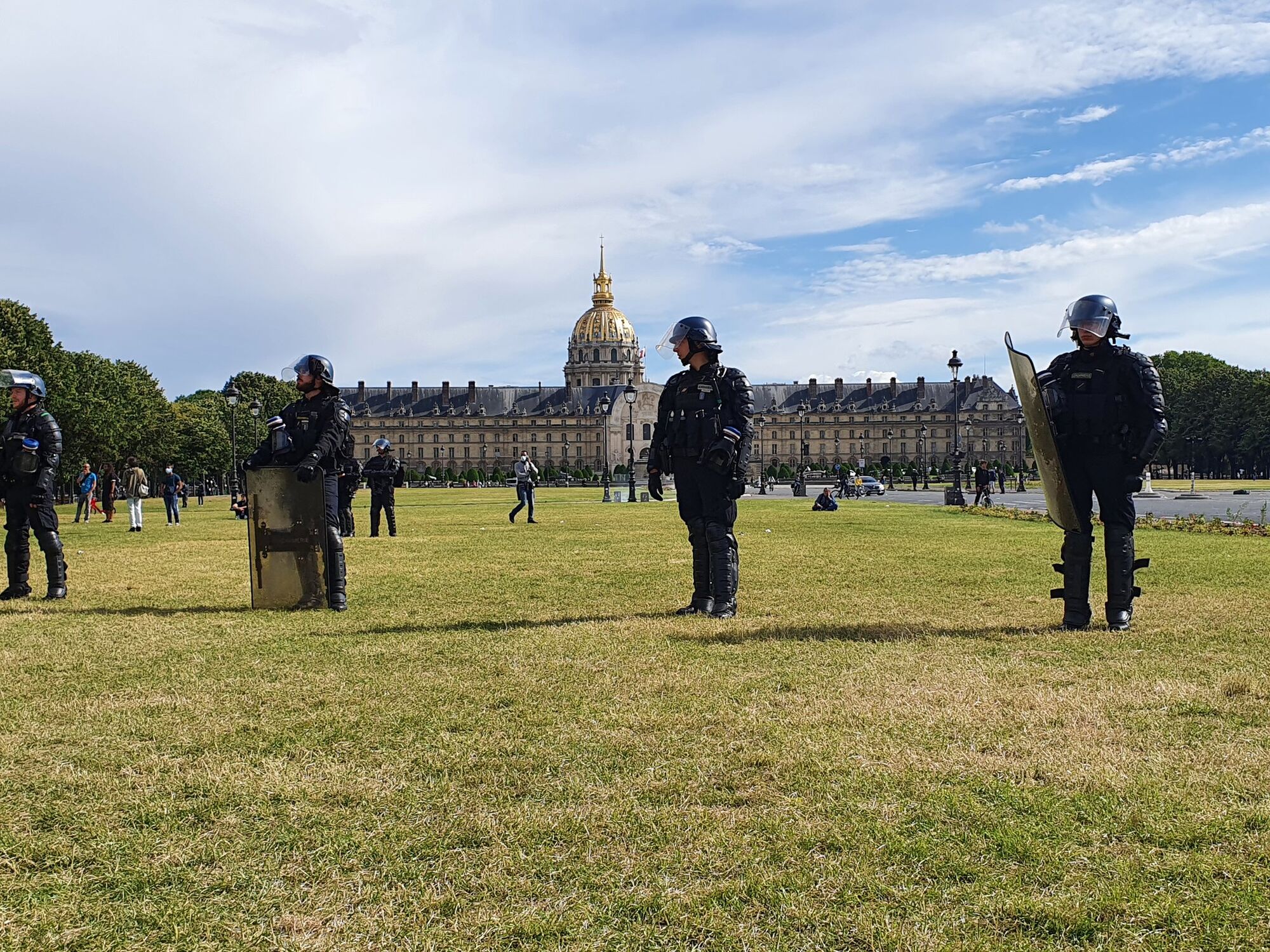 Стычки полицейских и радикалов, сорвавших митинг медработников в Париже