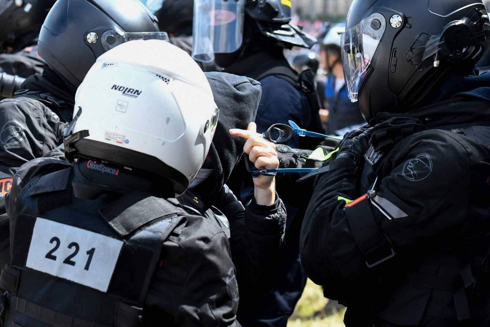 Стычки полицейских и радикалов, сорвавших митинг медработников в Париже