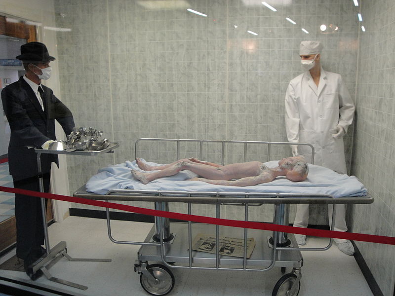 "Вскрытие пришельца" – инсталляция в Розуэлльском музее НЛО