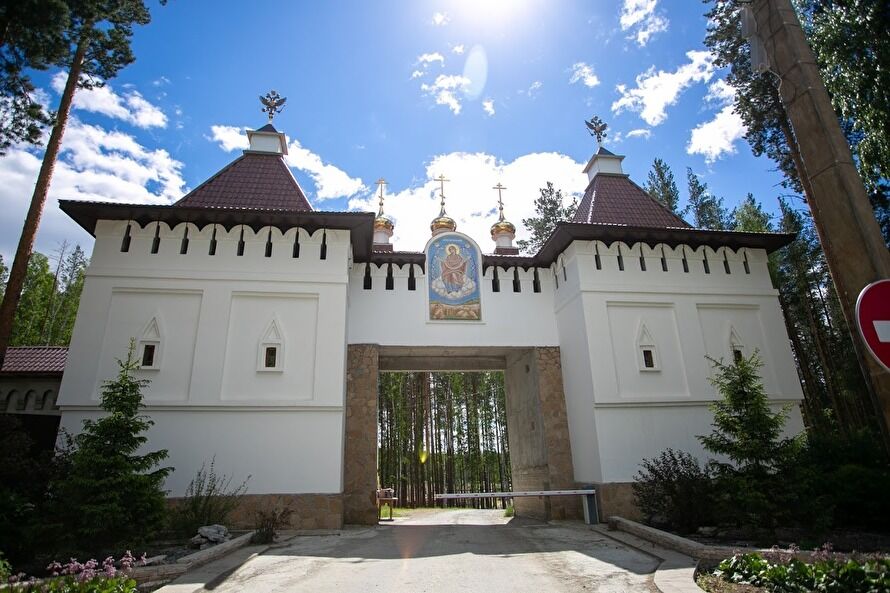 Вход на территорию монастыря ограничили. Фото: Яромир Романов / Znak.com
