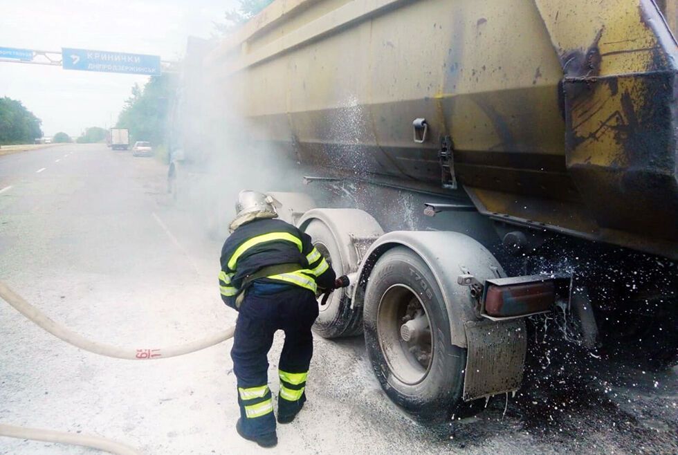 На трассе под Днепром загорелся грузовик