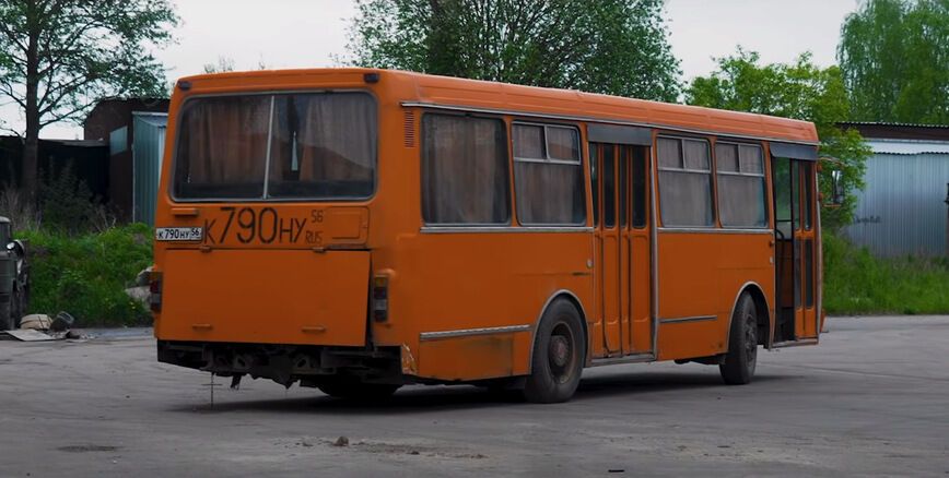 Автобус ЛАЗ-42021 відрізнявся від ЛАЗ-4202 і призначався для міжміських перевезень