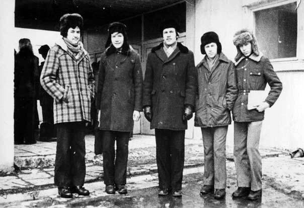 Очень популярное пальто в клеточку (как слева) желали иметь все в 70-е годы СССР