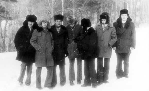 Еще одна зимняя группа: пальто с меховым воротником, шапки-ушанки, брюки, тяжелые ботинки