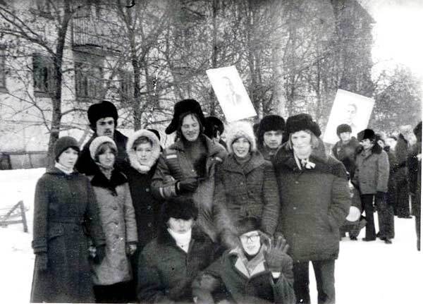 На митинге в торжественной, праздничной одежде: именно так выглядели наряды, которые считались самыми лучшими у молодежи 70-80 годов