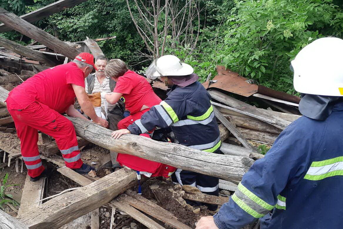 Двоє чоловіків постраждали під час обвалу будинку на Харківщині