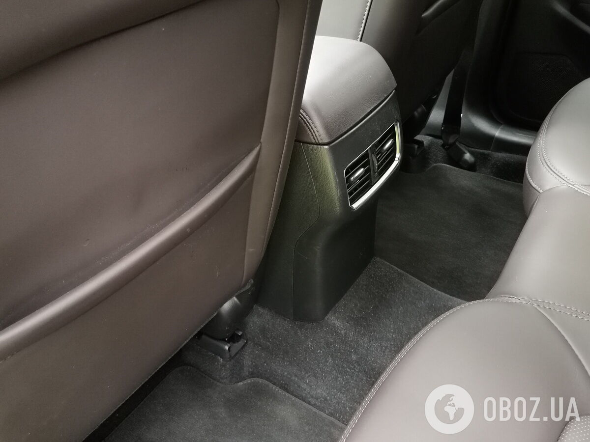 Для пасажирів заднього ряду передбачені індивідуальні дефлектори системи вентиляції та кондиціонування