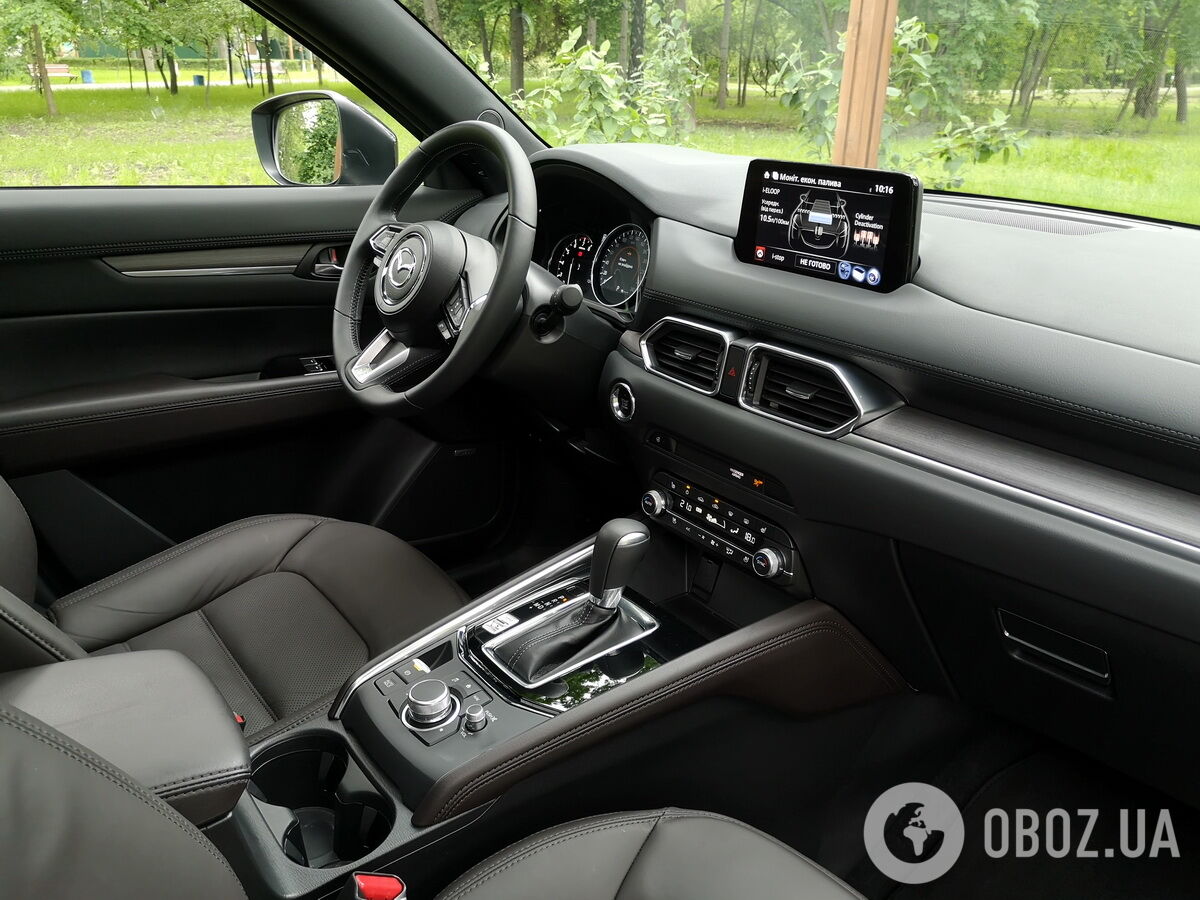 Интерьер топовой Mazda CX-5 отделан кожей Nappa, а на торпеде и дверных панелях используется мягкий и фактурный пластик