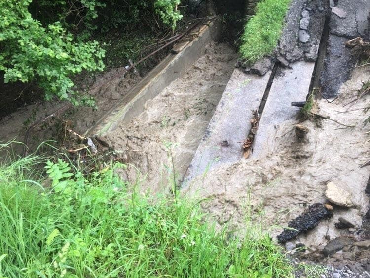 На Закарпатье ливень разрушил мост на пути к границе с Польшей