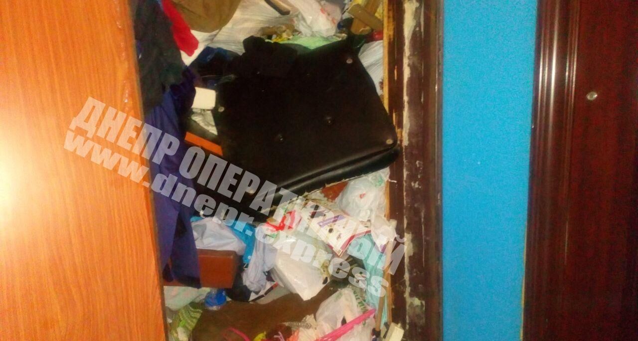 Містянин завалив квартиру сміттям